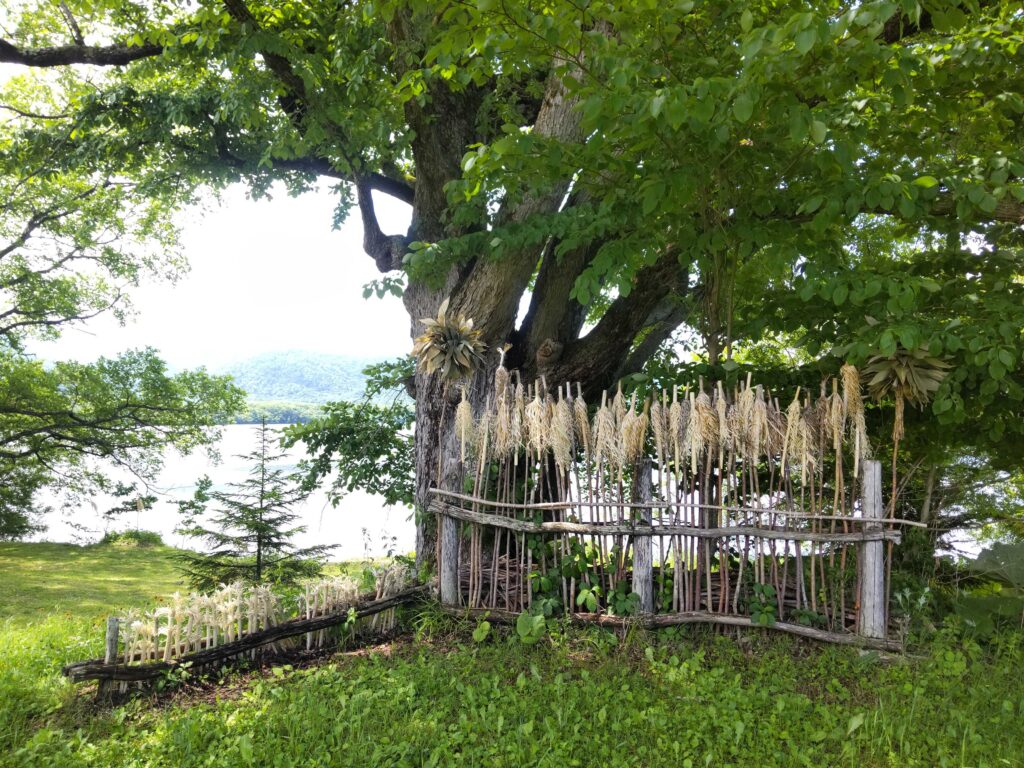 屈斜路コタンアイヌ民族資料館に展示されているヌサ（祭壇）